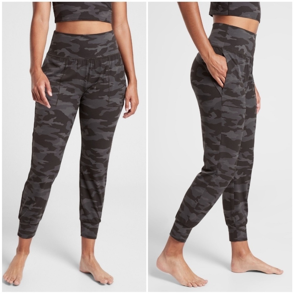 Athleta Salutation Jogger Camo size Small